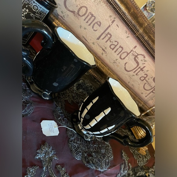 SPOOKY HOLLOW NWOT Halloween Skeleton Hand Set Of 2 Coffee/Tea Cups/Mugs - Picture 9 of 13